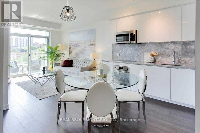 Photo du bâtiment - 223 St Clair Ave W