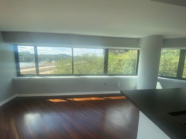 Foto del edificio - A two bedroom, two bath contemporary condo...