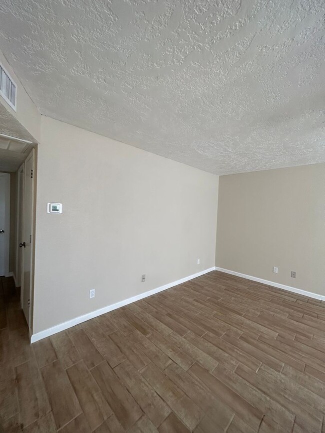 Building Photo - Newly renovated 3 bd 2 bath