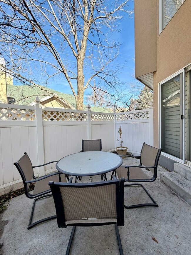 Foto del edificio - Townhouse within Walking Distance of Downtown Sugarhouse