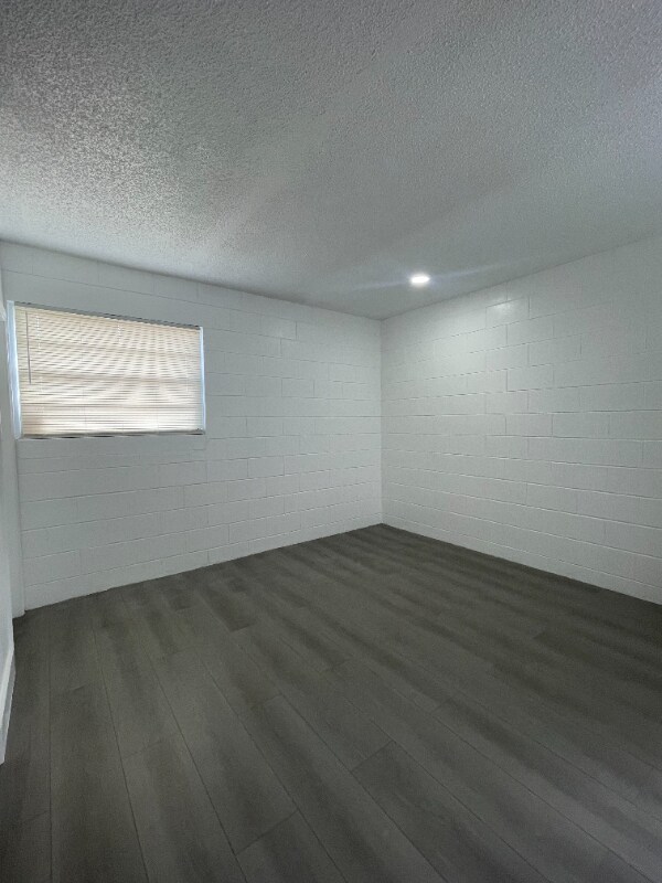 Building Photo - 634 Meadowvale Dr