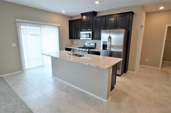 Foto del edificio - Brand New 3 bedroom townhome