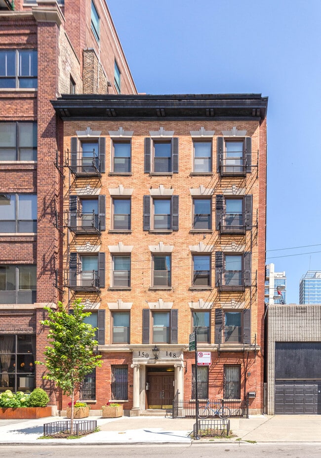 Vintage charm in heart of River North - 148 W Huron St