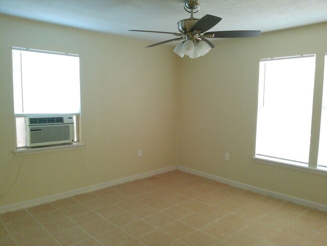Foto del edificio - 749 Westchester Dr