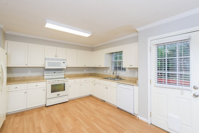 Foto del edificio - Spacious 4 Bedroom Home
