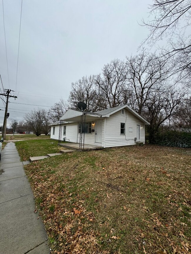 Foto del edificio - 3 bedroom/1 bath house w/shed