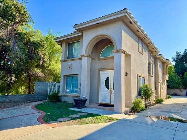 Modern single family house - 27 Hampton Ct