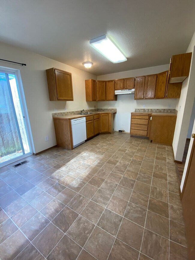 Building Photo - Coming Soon! 2 Bedroom, 1 1/2 Bath, Locate...