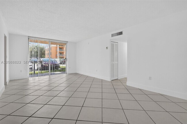 Building Photo - 9360 Fontainebleau Blvd
