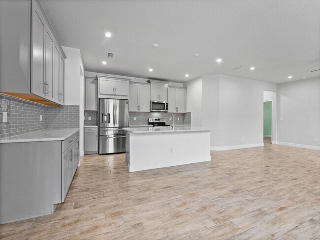 Foto del edificio - Absolutely stunning 4 BR + HUGE LOFT/3 Bathroom/2 Car Garage executive townhome