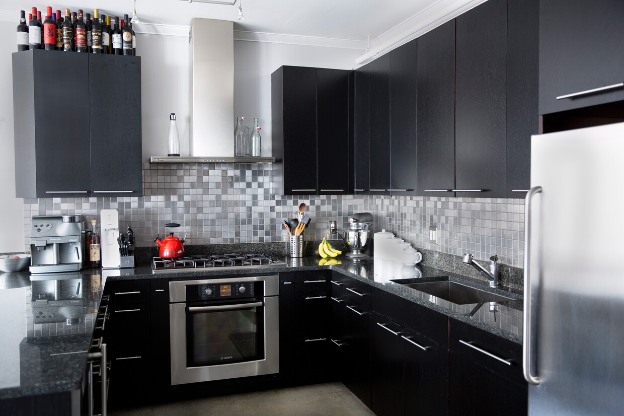 Large Chef's Kitchen - 453 Washington St