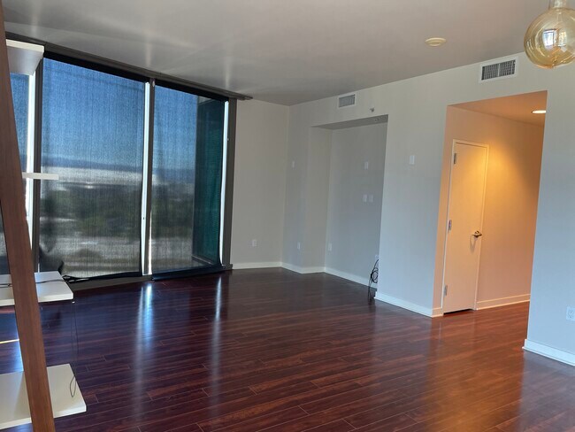 Family room - 38 N Almaden Blvd