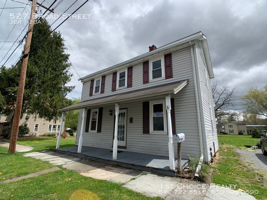Primary Photo - 3 bedroom 1 1/2 bath home with a large yard