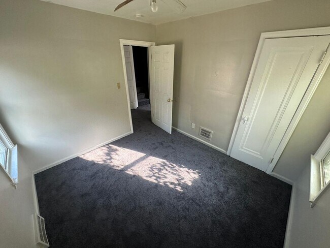 Building Photo - Beautiful 3 bedroom Bungalow with Garage