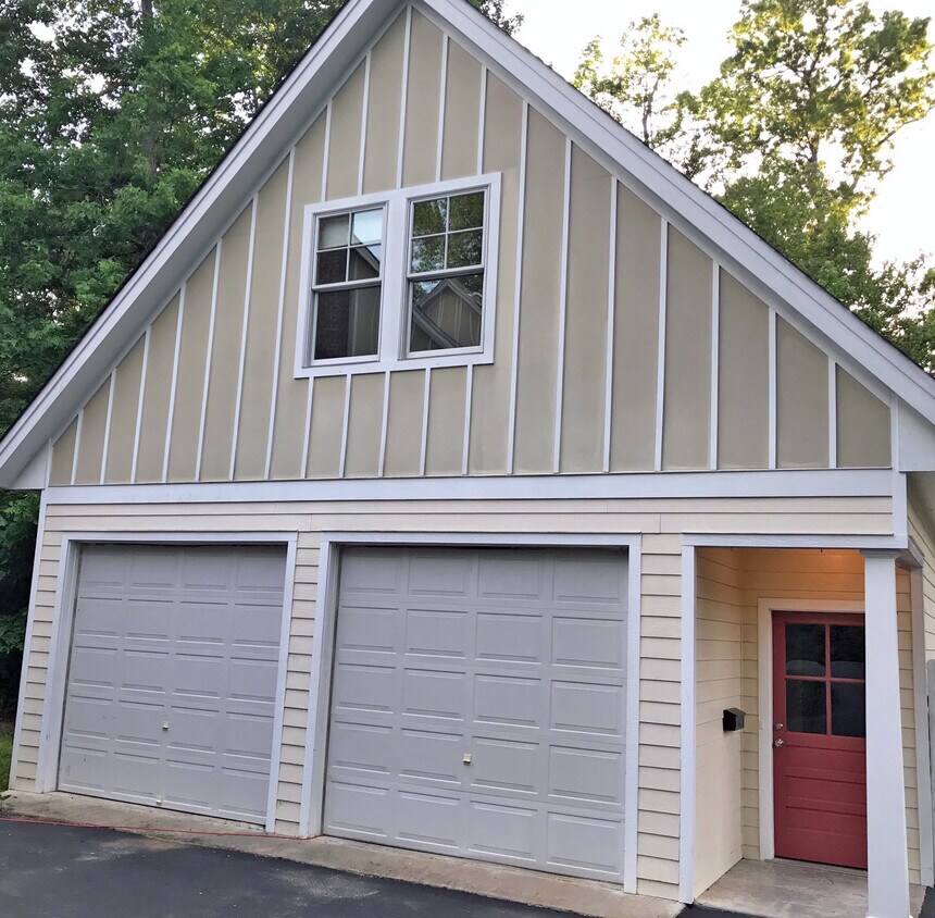 Carriage House - 706 Duncan St