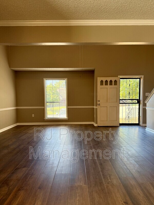 Building Photo - 5996 Parktree Cove