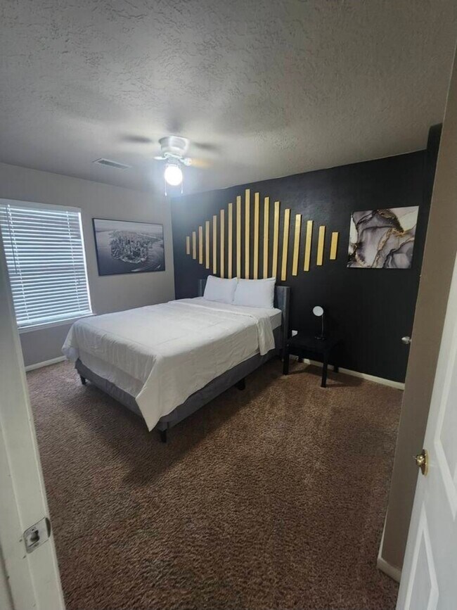Foto del edificio - 16303 Candlerock Ct