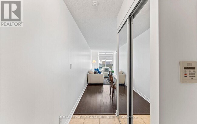 Photo du bâtiment - 212 Eglinton Ave E