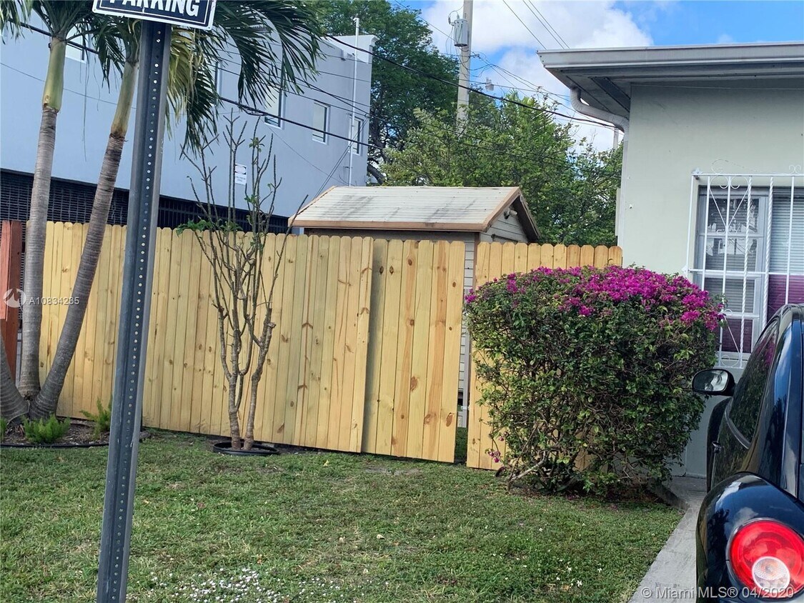 Primary Photo - 700 SW 51st Ave