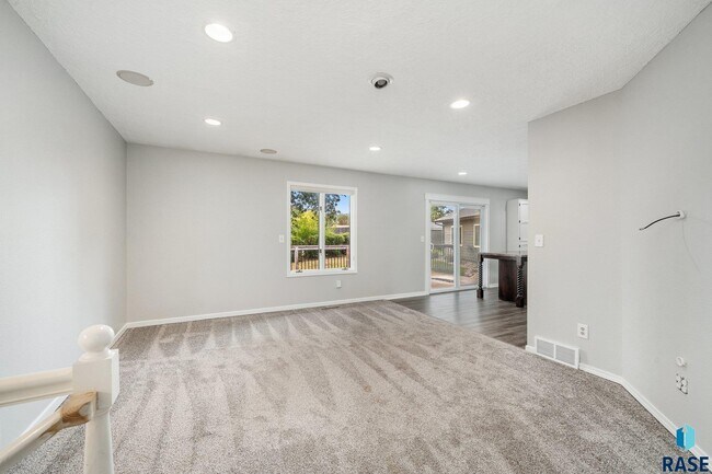 Building Photo - 2412 S Sheffield Cir