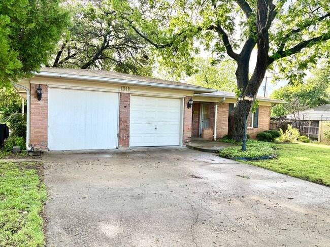 Building Photo - 1510 Westwood Dr