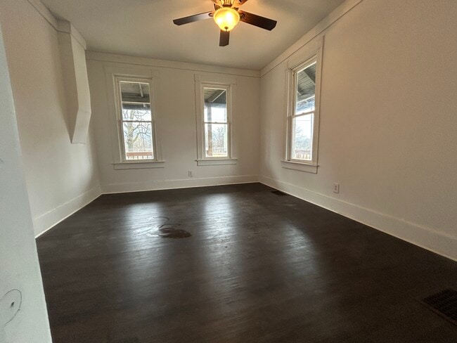 Living room - 1668 Memorial Ave