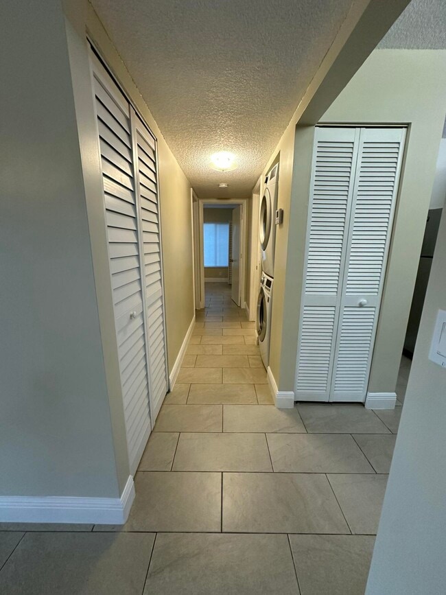 Building Photo - 202 Foxtail Dr