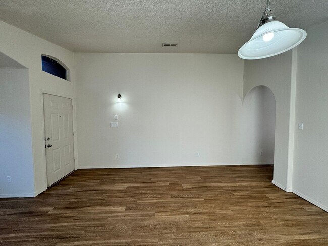 Building Photo - 4 bed, 2 Bath 1800 sq ft Home