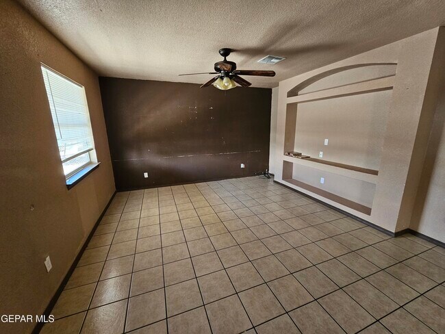 Building Photo - 9275 Leonardo Ave