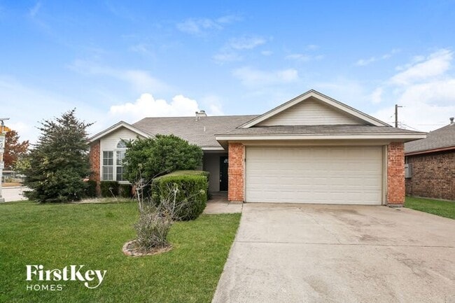Building Photo - 901 Meadow Cir N