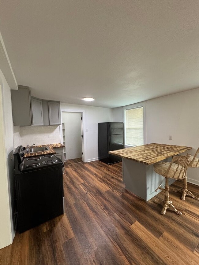 Building Photo - Cute 1/1 Apartment Near Downtown Bryan!