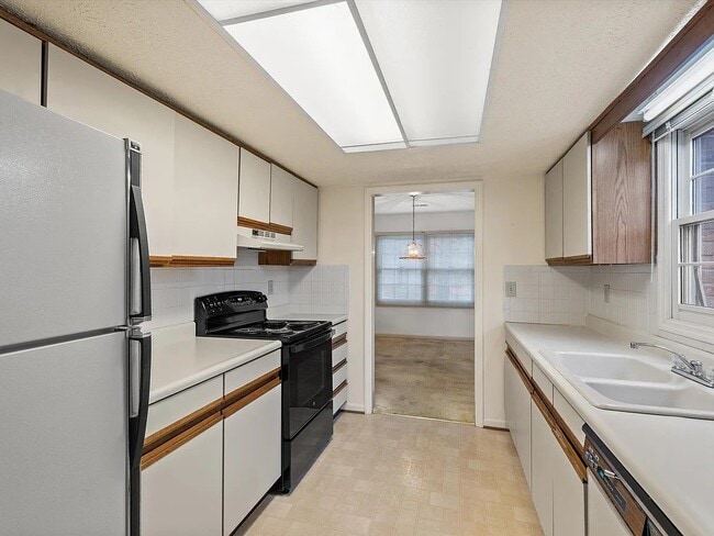 Building Photo - 3450 Laredo Dr