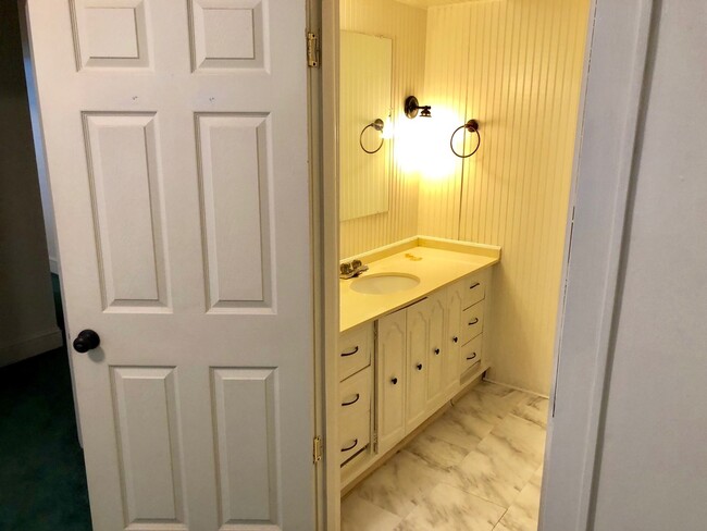 Building Photo - 1BR/1BA Broadmoor Duplex Available