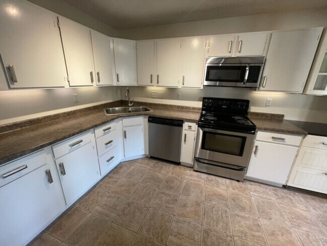 Building Photo - Clean, Updated Two Bedroom Condo in St. Paul