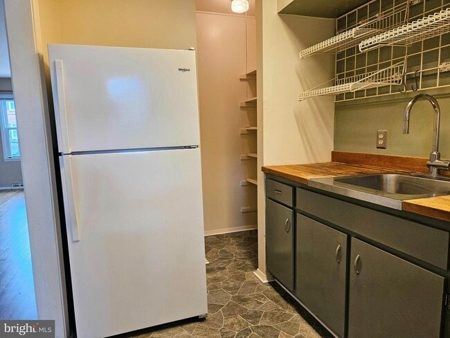 Foto del edificio - 2417 Barracks Pl