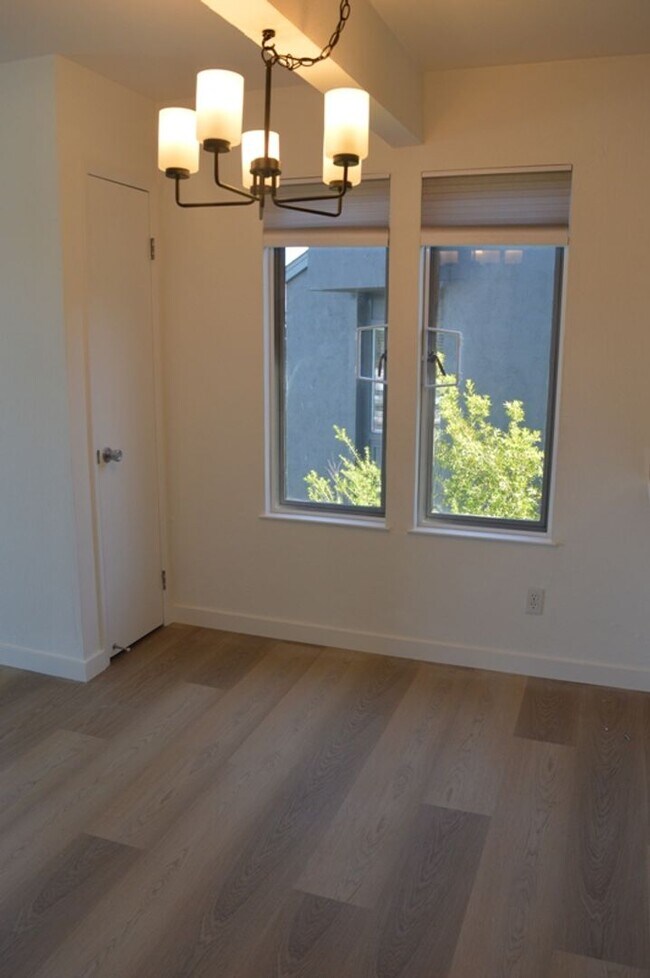Building Photo - Beautifully Updated Condo with Bay View an...
