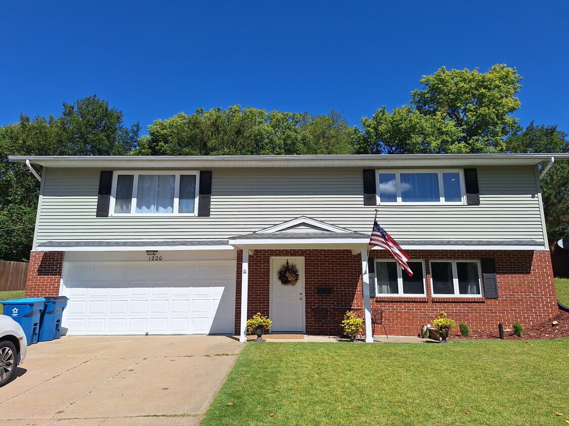 Foto principal - 1220 Beech Dr