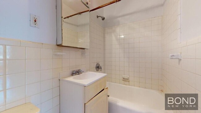 Building Photo - 219 E 76th St
