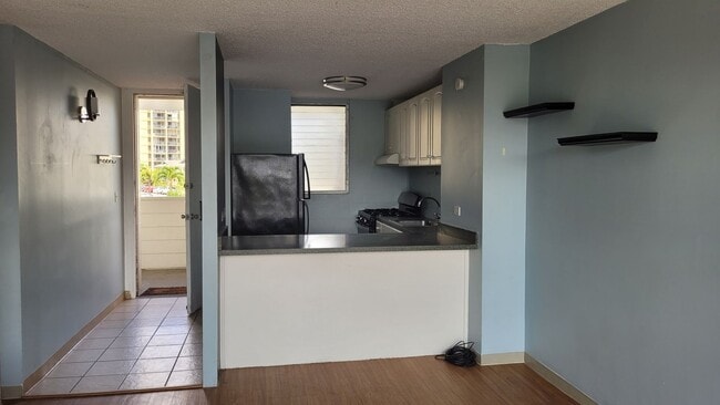 Building Photo - Nice 2bd, 1bath, 1pkg 700sqft unit . $2600