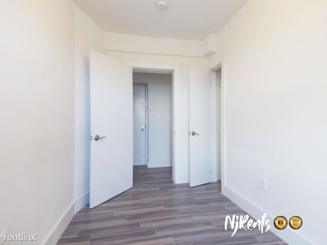 Building Photo - 1 br, 1 bath Apartment - 500 Garfield Ave
