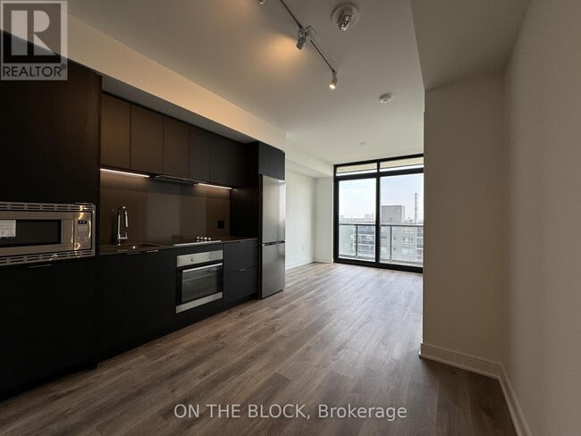 Building Photo - 86 Dundas St E