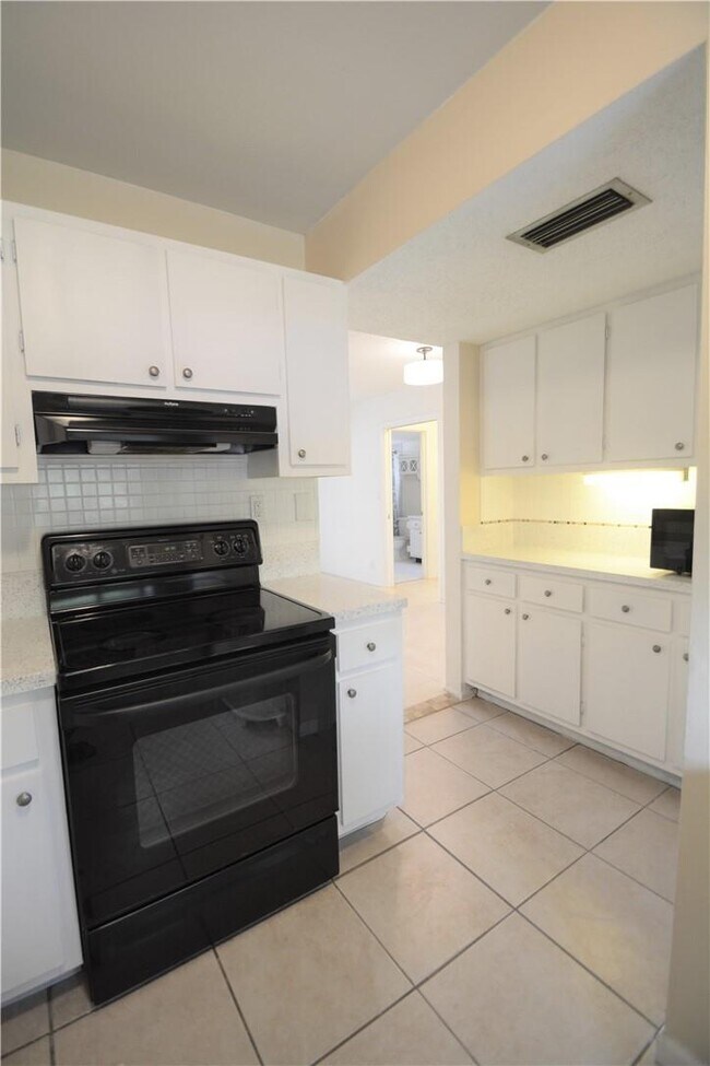 Foto del edificio - 105 Gardens Dr