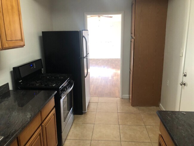 Foto del edificio - Centrally Located 2 Bed/1 Bath Duplex in L...