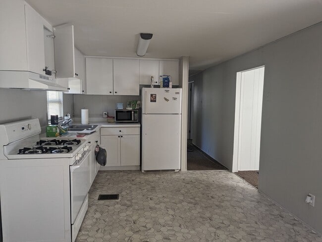 Building Photo - Nice 3 bedroom, 1 bath with large backyard