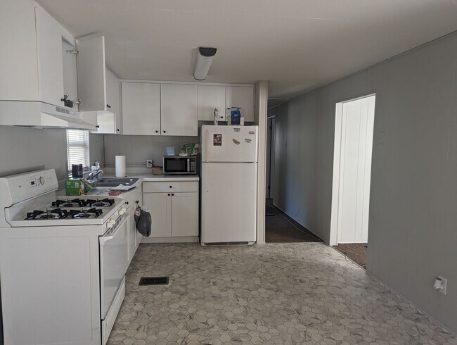 Foto del edificio - Nice 3 bedroom, 1 bath with large backyard