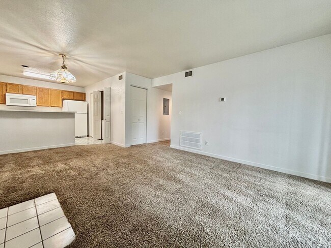 Foto del edificio - Charming Main floor 2 bed, 2 bath Condo