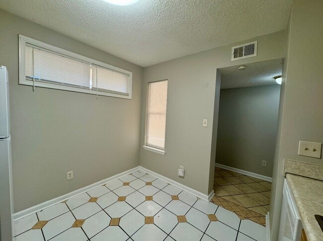 Building Photo - Freshly renovated 3 bedroom condo in Decatur