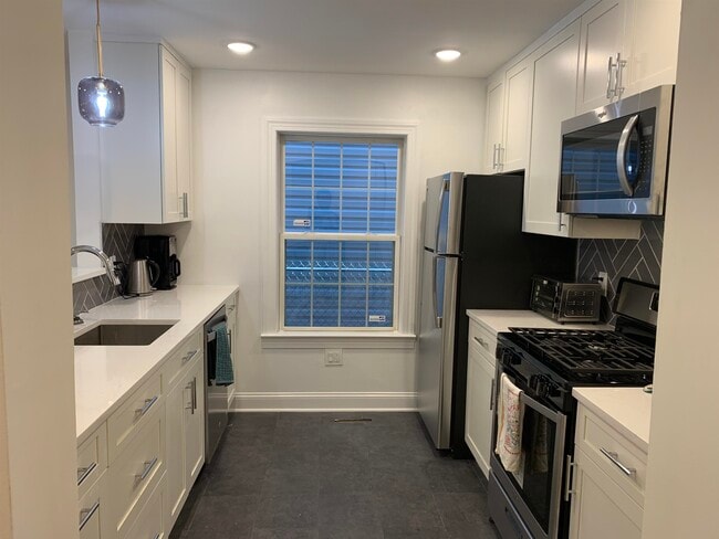 Building Photo - 224 Whiton St