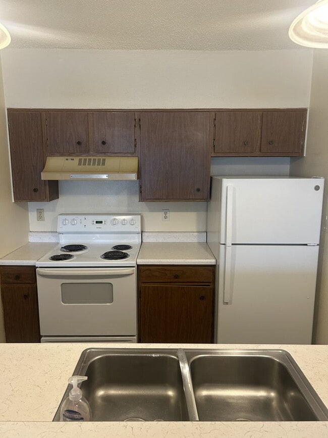 Building Photo - 2 Bedroom, 1 Bathroom Condo located at Ter...