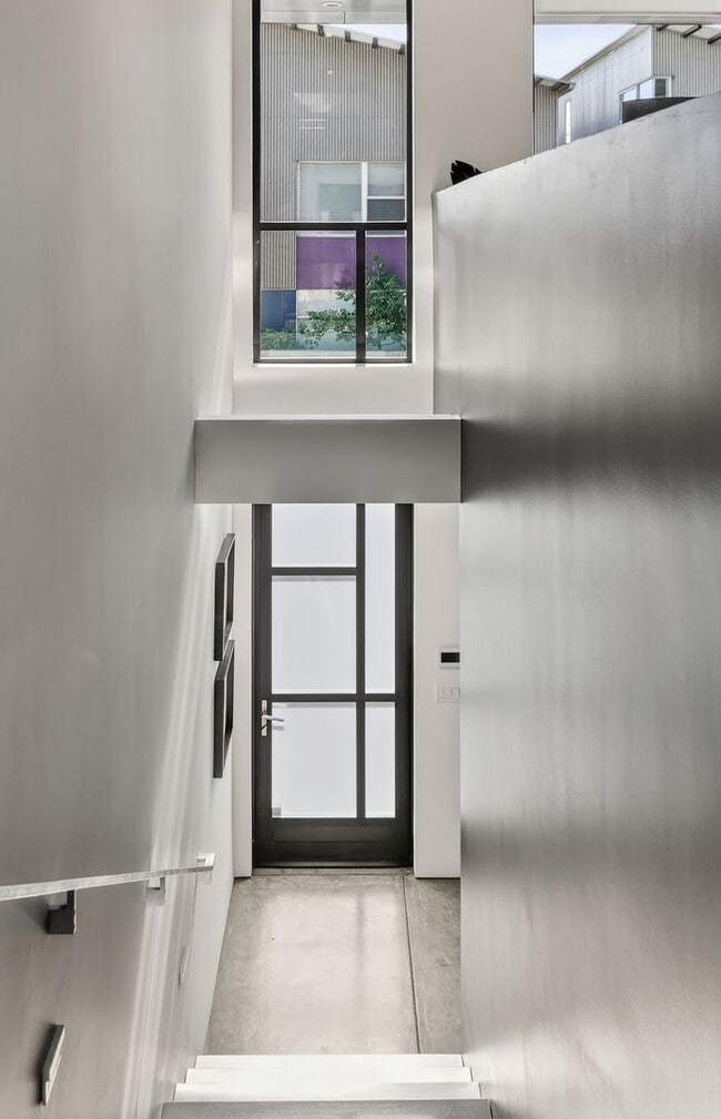 Building Photo - 811 Folger Ave